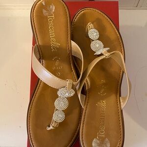 Toscanella Women's Chic Cream Sandals